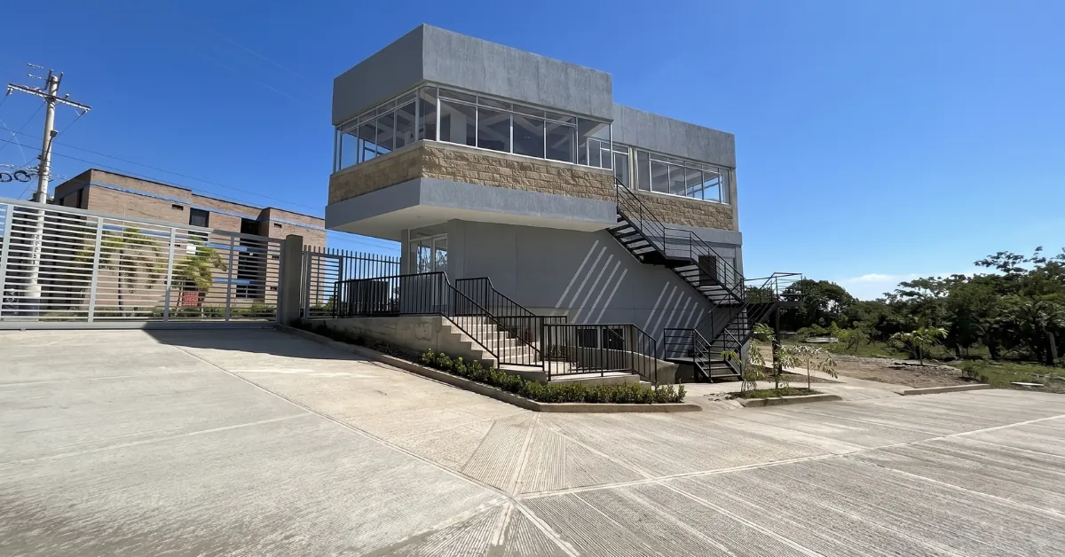 Edificio de zonas comunes de Jardines en obra, con su escalera exterior.