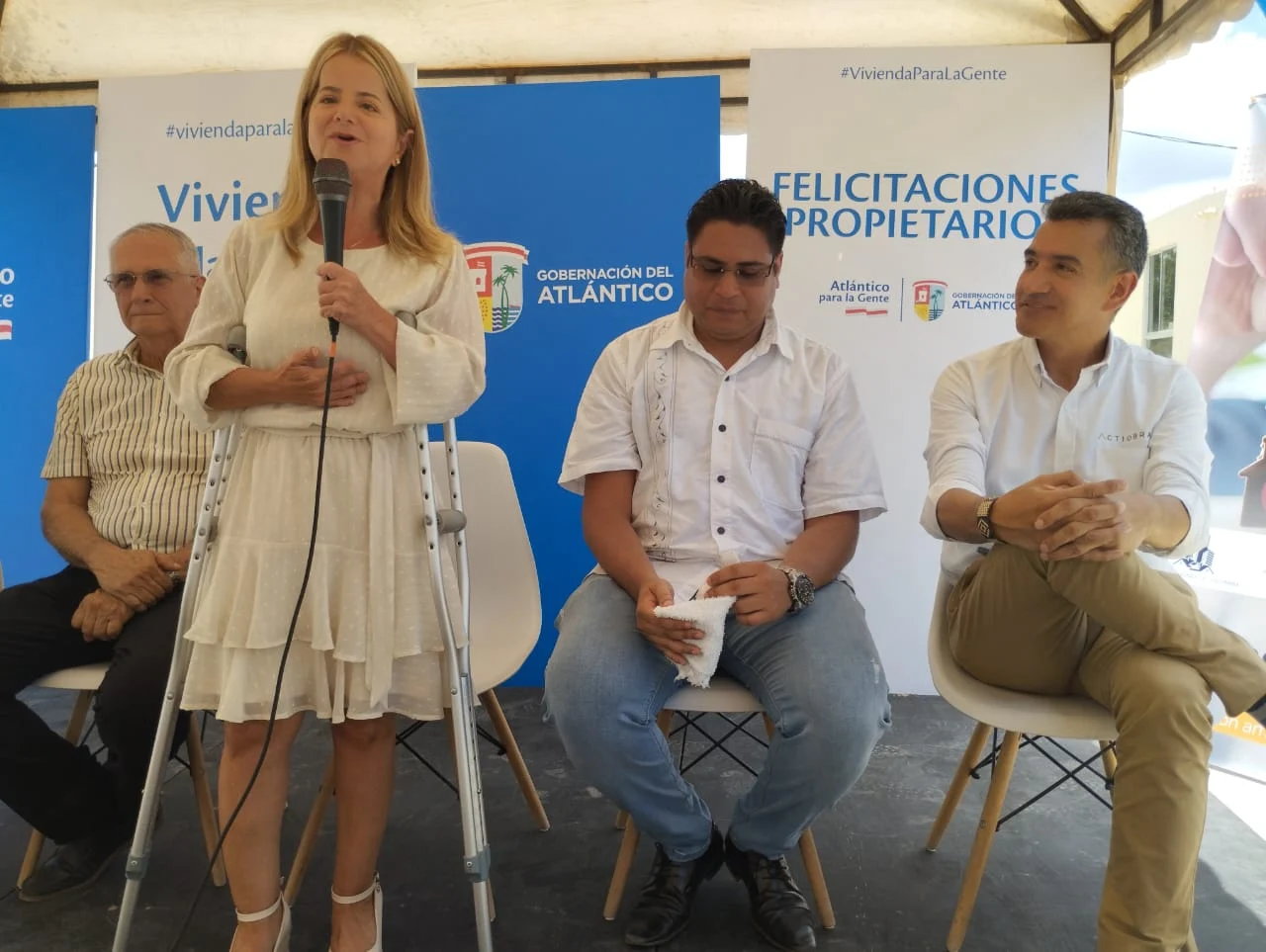 Entrega de viviendas en San Antonio bajo el lema «Felicitaciones propietario», del programa Vivienda para la Gente.